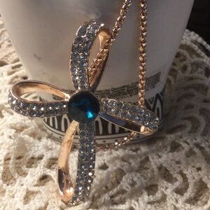 Necklace in Rose gold embellished cross with green centre-stone